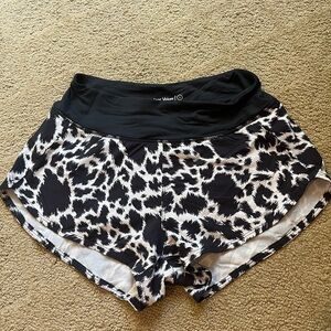 Outdoor voices Black and White Patterned Women  Hudson Shorts 2” size S